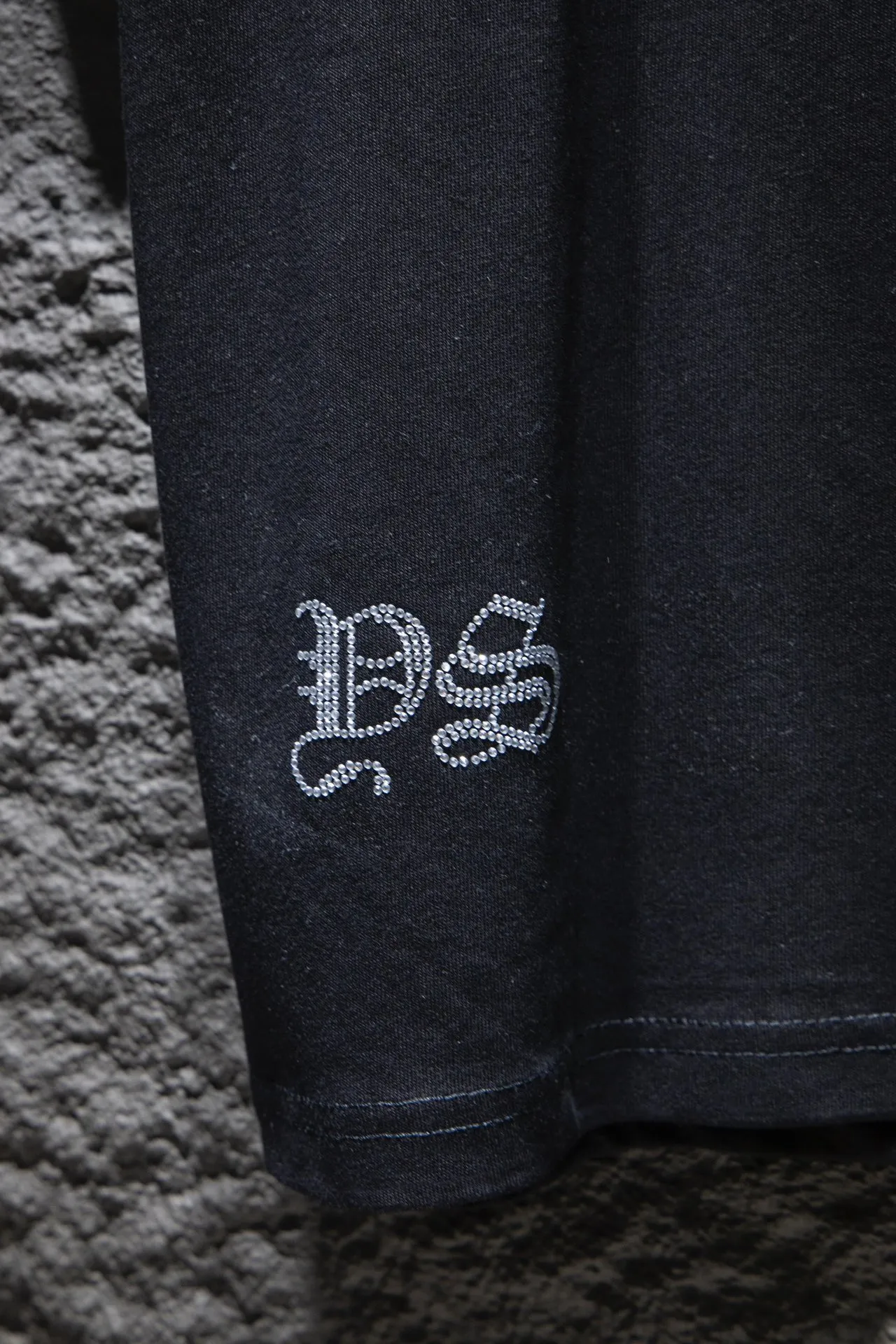 P170 Chrome hearts FW This year's popular Chrome heart style is so 🉑️. The imported leather label on the front chest is made of ZP material. 1:1 restoration makes it easy to touch. It has a large resistance and is very smooth to the touch, which is different from the market. The letters are machine embroidered with leather material after adjusting according to the original details. The thickness is moderate. The hardware is imported hardware accessories. Front #embroidery. Imported Tajima high-density heavy embroidery process. The font is three-dimensional and full. The back panel is specially imported and imported hot diamond. The hardware is added with handmade craftsmanship. The cost is extremely high. It uses 32-count double yarn and 260-gram weight fabric. It is super comfortable. It is very comfortable and soft to wear in spring and summer. You will not feel stuffy. It is very comfortable to wear and absorbs sweat, so it is more suitable to wear. It can be used as a base in spring and can be worn casually on the street. The color is eye-catching 👍 The simple version is full of fashion and very comfortable to wear. It is well-designed and refuses to be monotonous and vulgar. It does not make ordinary styles. Modern elements and design sense come to the face, giving the piece of clothing a unique fashion color~ Color: White Black Size Chart: S M L XL